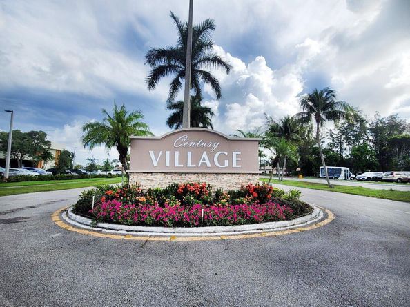 319 Chatham P, West Palm Beach FL 33417