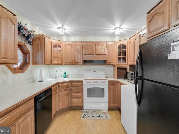 6 Handy Road, Levittown PA 19056