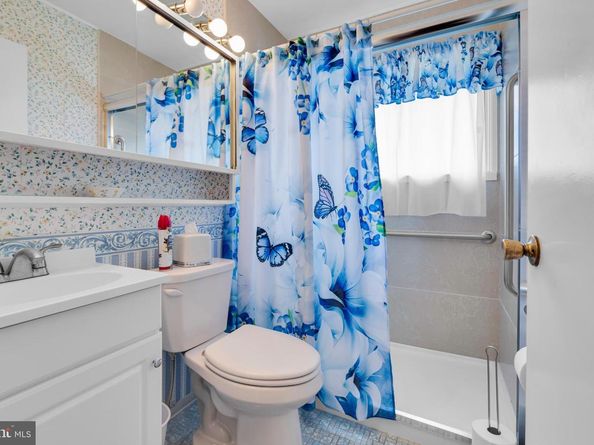 6 Handy Road, Levittown PA 19056