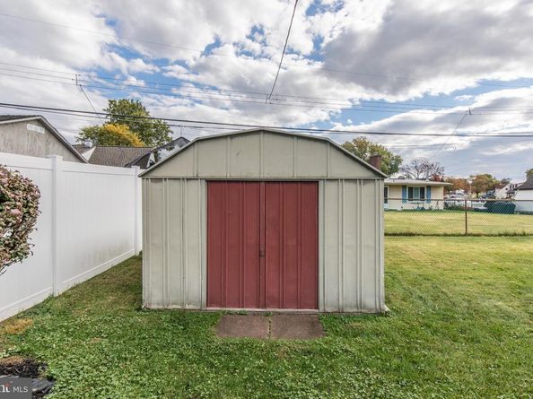 6 Handy Road, Levittown PA 19056
