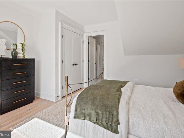 911 N Irving Street, Arlington VA 22201