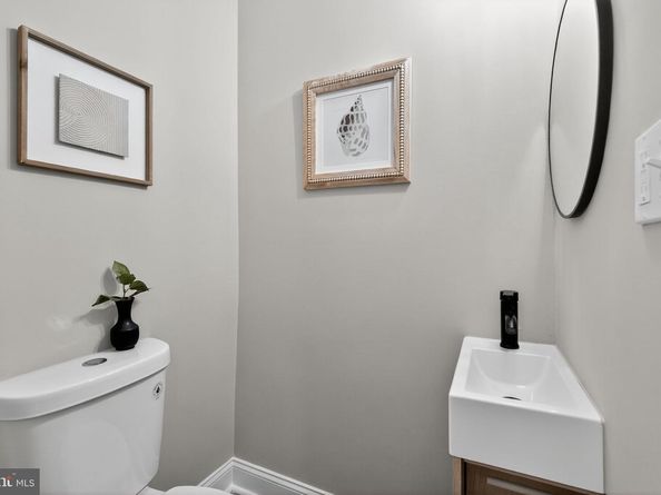 325 Roseberry Street, Philadelphia PA 19148