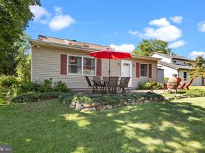16 Vividleaf Lane, Levittown PA 19054