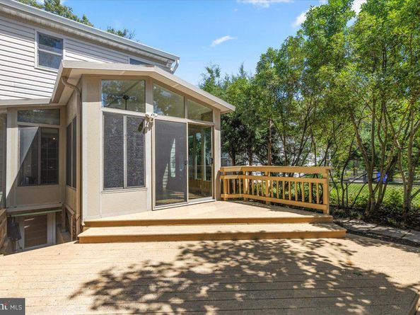 906 17TH Street S, Arlington VA 22202
