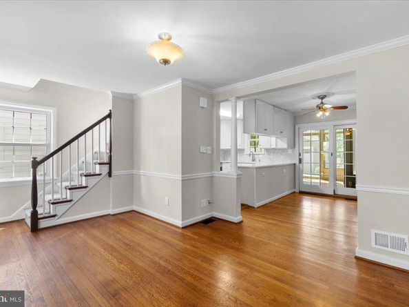 906 17TH Street S, Arlington VA 22202