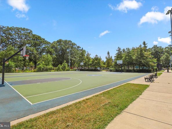 906 17TH Street S, Arlington VA 22202