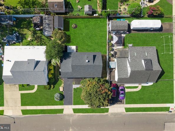 57 Middle Road, Levittown PA 19056