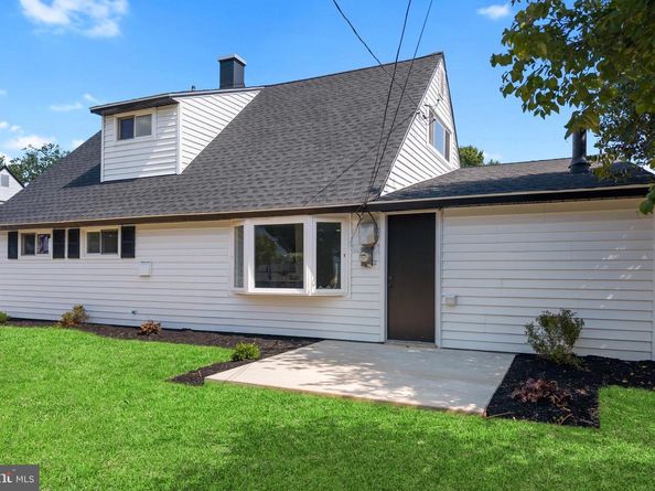 57 Middle Road, Levittown PA 19056