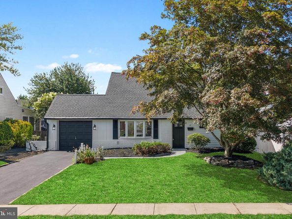 57 Middle Road, Levittown PA 19056