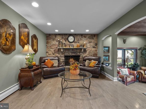 80 High Point W, Huntingdon Valley PA 19006