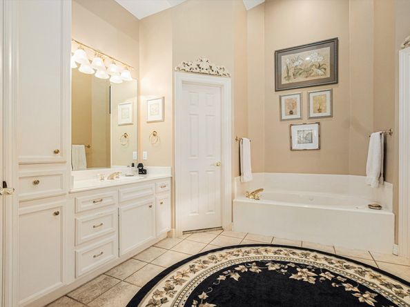 13611 N Tracewood Bend, Houston TX 77077