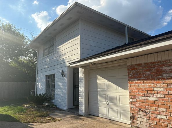 6326 S Briar Bayou Dr, Houston TX 77072
