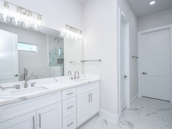 111 E 33rd Street B, Houston TX 77018