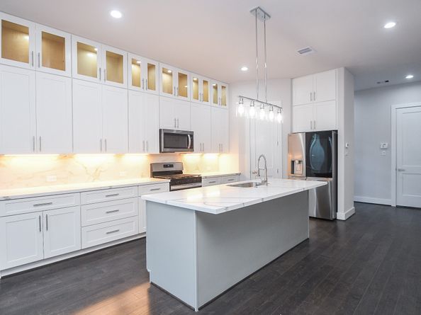 111 E 33rd Street B, Houston TX 77018