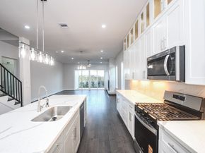 111 E 33rd Street B, Houston TX 77018