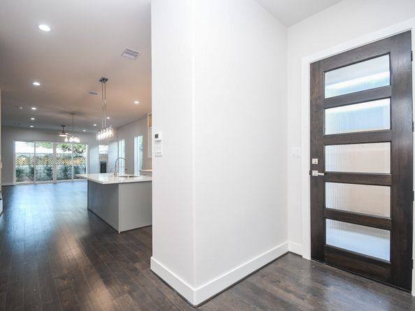 111 E 33rd Street B, Houston TX 77018