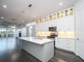 111 E 33rd Street B, Houston TX 77018