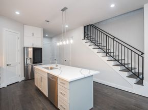 111 E 33rd Street B, Houston TX 77018