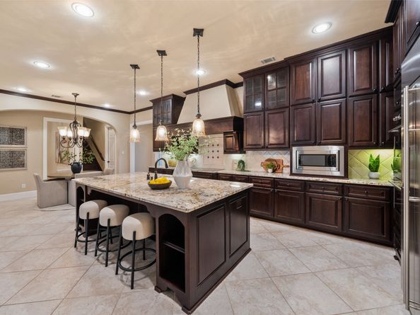 7 Moatwood Court, The Woodlands TX 77382