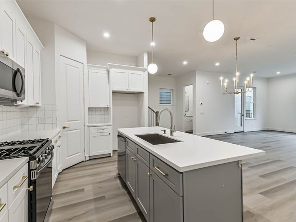 7705 Earl Rudder Way, Houston TX 77055