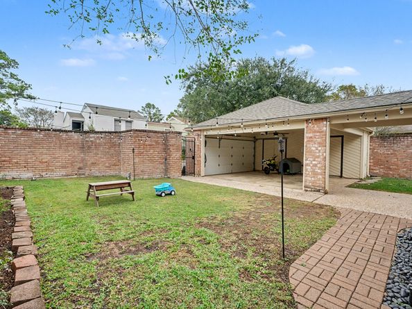 1922 Pepper Hill Way, Houston TX 77058