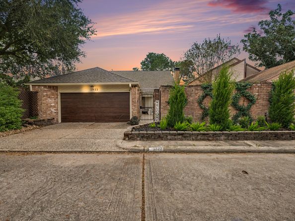 1922 Pepper Hill Way, Houston TX 77058