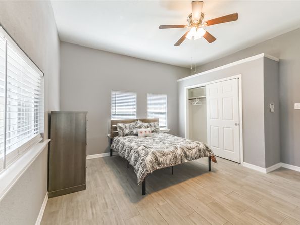 212 Clifton Street, Houston TX 77011