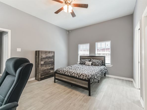 212 Clifton Street, Houston TX 77011