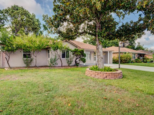 213 W Spreading Oak Drive, Houston TX 77076