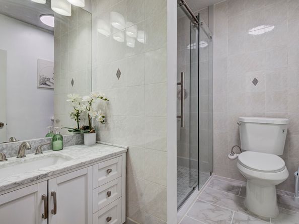 213 W Spreading Oak Drive, Houston TX 77076