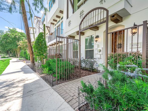 4235 Feagan Street, Houston TX 77007