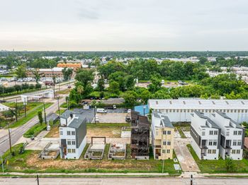 302 W Hamilton Street