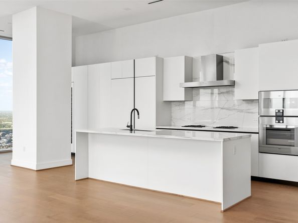 1711 Allen Parkway 3401, Houston TX 77019