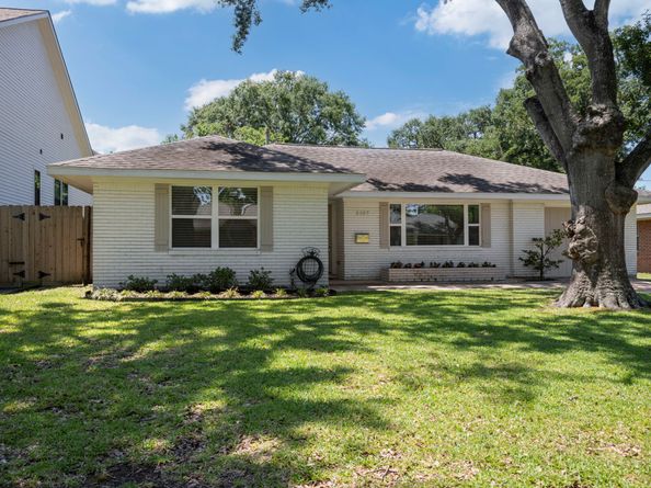 2107 Hewitt Drive, Houston TX 77018