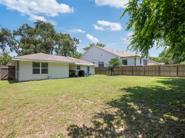 2107 Hewitt Drive, Houston TX 77018