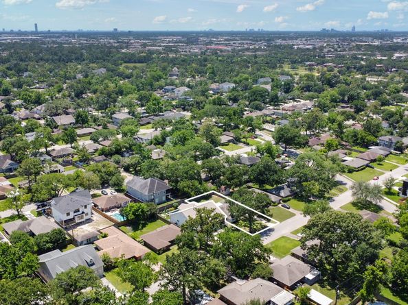 2107 Hewitt Drive, Houston TX 77018
