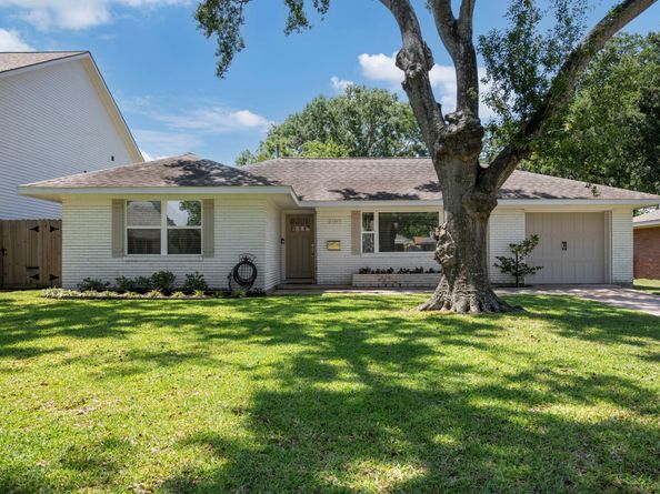 2107 Hewitt Drive, Houston TX 77018