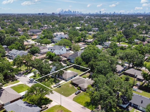 2107 Hewitt Drive, Houston TX 77018