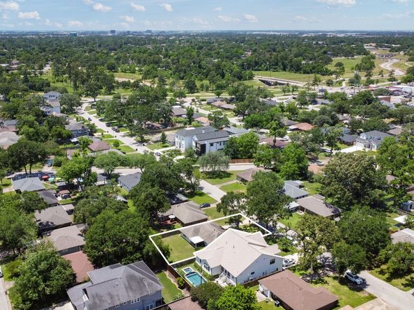 2107 Hewitt Drive, Houston TX 77018