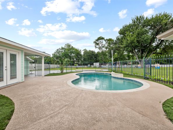 13902 Ambrose Street, Houston TX 77045