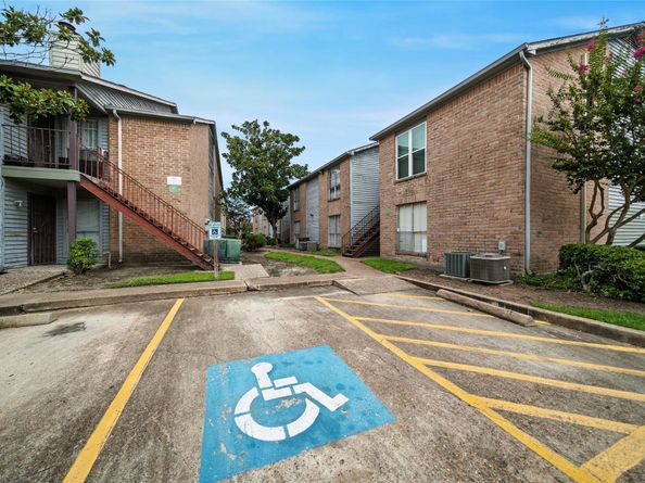 9350 Country Creek Drive 18, Houston TX 77036
