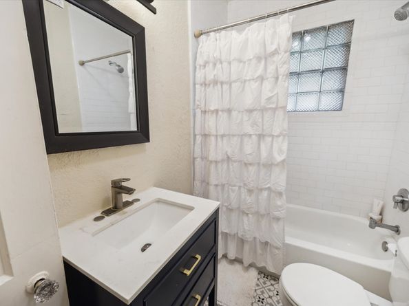 1660 Kipling Street, Houston TX 77006
