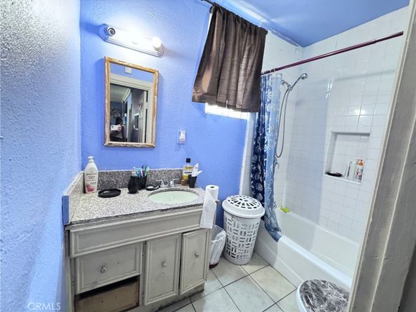 7011 7011 Bonsallo, Los Angeles CA 90044