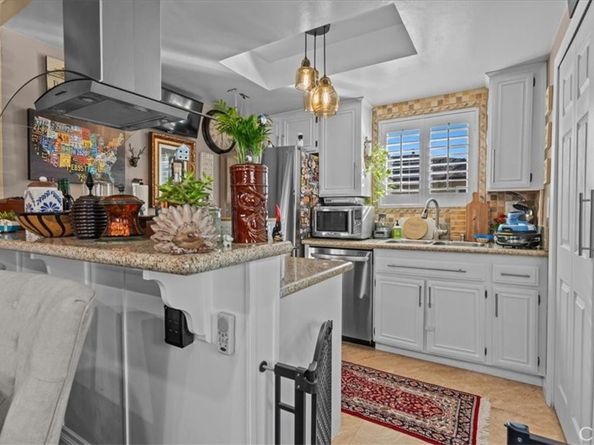 1149 W Calle De La Luna 1, Azusa CA 91702