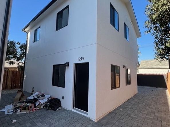 1217 E 22nd St Street, Los Angeles CA 90011