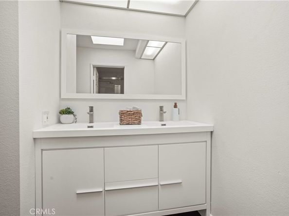 21620 Burbank 22, Woodland Hills CA 91367