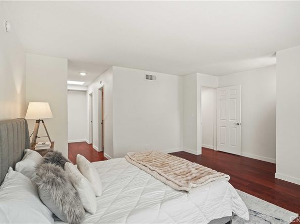 21620 Burbank 22, Woodland Hills CA 91367