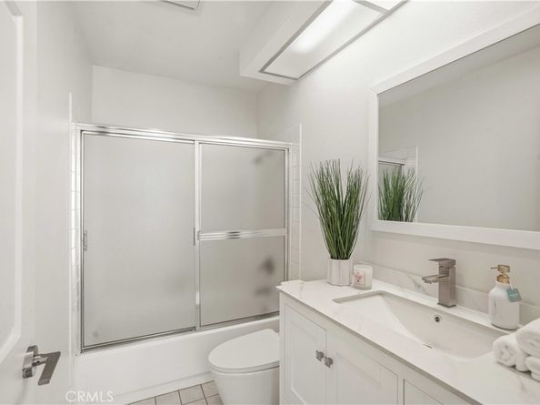 21620 Burbank 22, Woodland Hills CA 91367