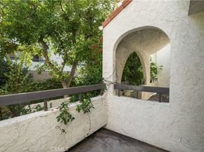 21620 Burbank 22, Woodland Hills CA 91367