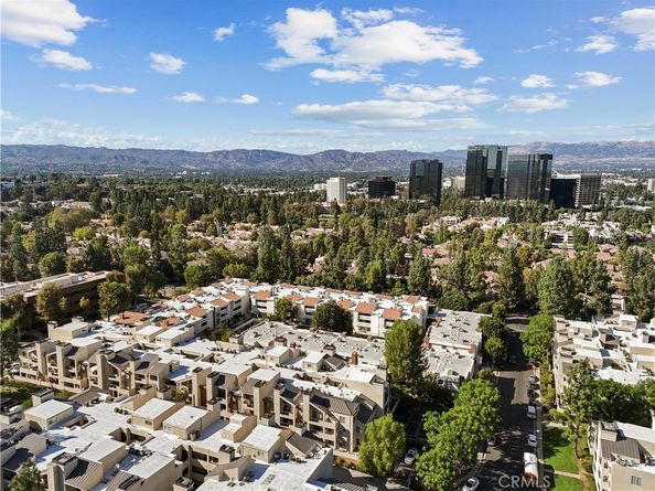 21620 Burbank 22, Woodland Hills CA 91367